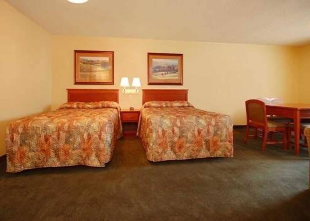 קירני Econo Lodge Inn & Suites מראה חיצוני תמונה