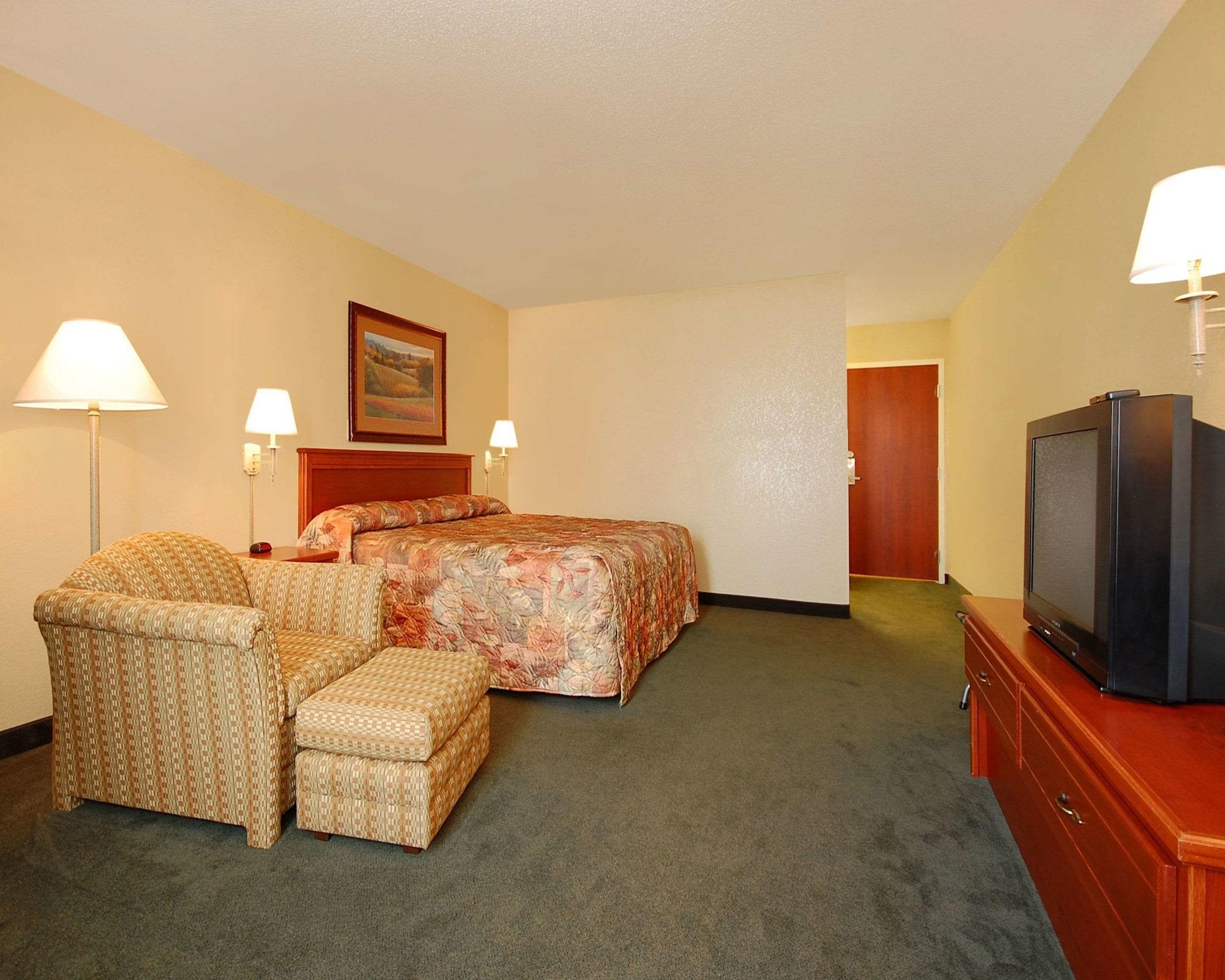 קירני Econo Lodge Inn & Suites מראה חיצוני תמונה