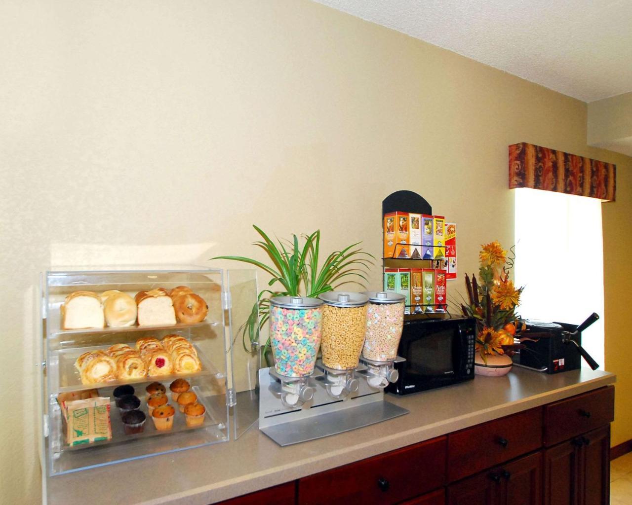 קירני Econo Lodge Inn & Suites מראה חיצוני תמונה